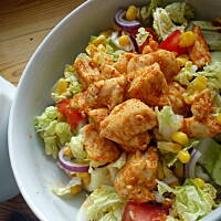 surówka z kapusty pekińskiej z kurczakiem w sosie czosnkowym