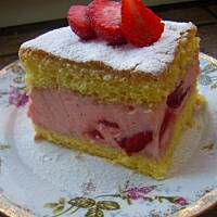 Delikatne ciasto z truskawkami