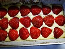 Fot. APM, Pyszne ciasto z truskawkami