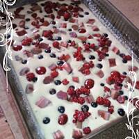 Ciasto jogurtowe z letnimi owocami