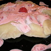 Pierogi z truskawkami z polewą jogurtową