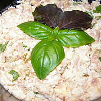 Pasta z tuńczyka ze świeżą bazylią