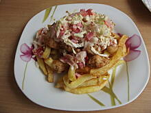 Fot. irenab, Coś smacznego:)(frytki z przepyszną sałatką i z mięsem)