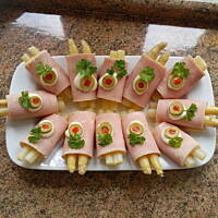 Szparagi z szynką i serem