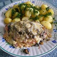 Drobiowy kopiec z keczupu i sera