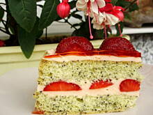 Fot. Krystyna911, Piegowaty biszkopt z kremem i z truskawkami