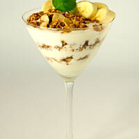 Deser jogurtowy miodowo-bananowy