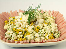 Fot. Wkn, Sałatka z surowego kalafiora i szynki