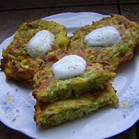 Placuszki z cukinii z szynką i cebulą