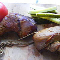 Wędzony drób i kiełbasa domowej roboty