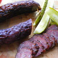 Wędzony drób i kiełbasa domowej roboty