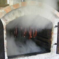 Wędzony drób i kiełbasa domowej roboty