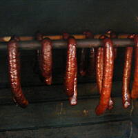 Wędzony drób i kiełbasa domowej roboty