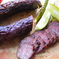 Wędzony drób i kiełbasa domowej roboty