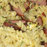 Kiełbasa z grilla z makaronem.