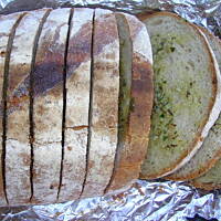 Czosnkowo-ziołowy chleb z grilla