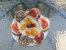 Fot. kremowa, czereśnie w occie