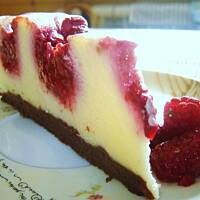 Sernik na czekoladowym spodzie z malinami