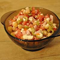 Sałatka z cieciorką i oliwkami