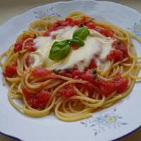 Spaghetti z pomidorami czosnkiem i mozzarellą