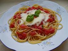 Fot. niebieska-różyczka, Spaghetti z pomidorami czosnkiem i mozzarellą