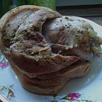 Gotowana golonka w ziołach