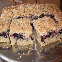 Maślankowiec z owocami i kruszonką