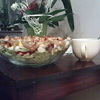 Sałatka z grzankami i sosem czosnkowym