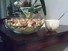 Fot. Nauthiz, Sałatka z grzankami i sosem czosnkowym