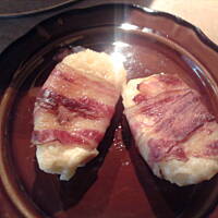 Zapiekane ziemniaki owinięte boczkiem