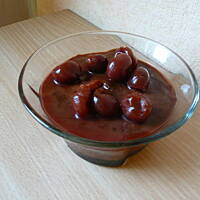 Mus czekoladowy z alkoholowymi wiśniami