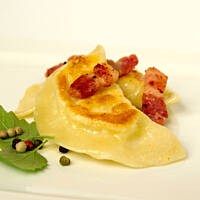 Pierogi ruskie w delikatnym cieście na mleku i słonej okrasie z wędzonego boczku