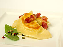 Fot. Wkn, Pierogi ruskie w delikatnym cieście na mleku i słonej okrasie z wędzonego boczku