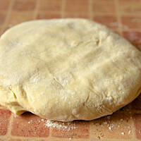 Pierogi ruskie w delikatnym cieście na mleku i słonej okrasie z wędzonego boczku