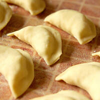 Pierogi ruskie w delikatnym cieście na mleku i słonej okrasie z wędzonego boczku