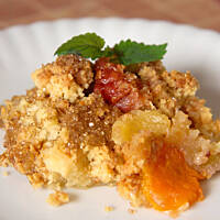 Owoce pod kruszonką z imbirowego musli