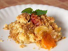 Fot. Wkn, Owoce pod kruszonką z imbirowego musli