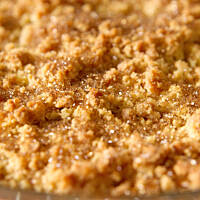 Owoce pod kruszonką z imbirowego musli