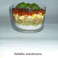 Sałatka warstwowa z sosem słodko-kwaśnym