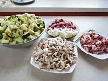 Fot. anamol, Gulasz z cukinii z łopatką