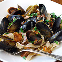 Tagliatelle z małżami i kurkami