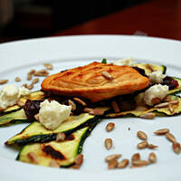 Oscypki na posłaniu z grillowanej cukinii