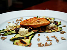 Fot. katy12, Oscypki na posłaniu z grillowanej cukinii