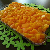 Śledzie z brzoskwiniami