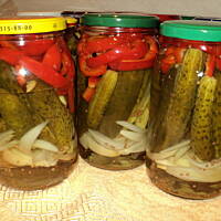 Ogórki z papryką w słodko-kwaśnej zalewie