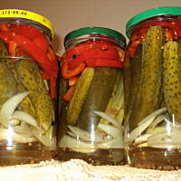 Ogórki z papryką w słodko-kwaśnej zalewie