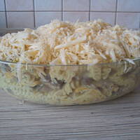 Makaron zapiekany w sosie serowo-śmietanowym z patisonami