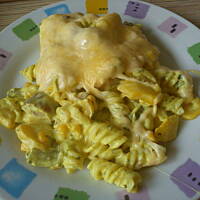 Makaron zapiekany w sosie serowo-śmietanowym z patisonami