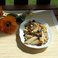 Letnia sałatka z tuńczykiem i oliwkami