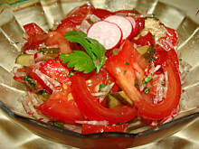 Fot. bahus, Sałatka z pomidorów, rzodkiewki i ogórka małosolnego